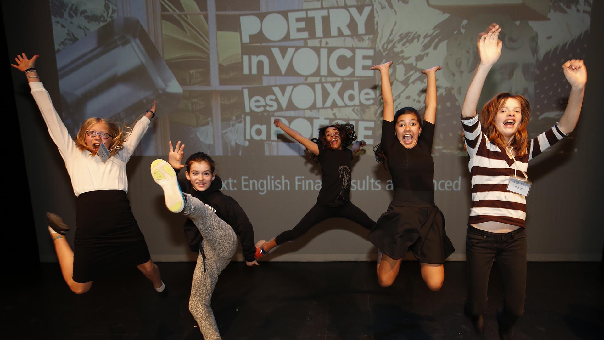 Au théâtre, nos jeunes bénévoles célèbrent la fin d'une semaine fantastique. Qui sait si elles ne sont pas les futures gagnantes des Voix de la poésie !
